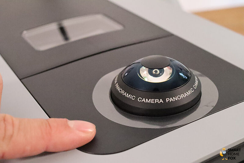 Die Fischaugenkamera des ECOVACS Goat G1-800 ist in der Nahaufnahme zu sehen.